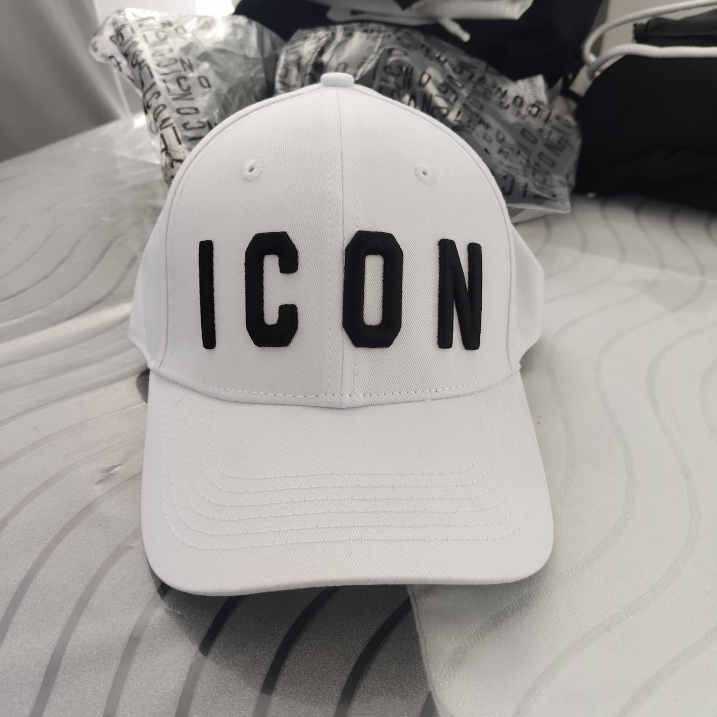 Berretto icon bianco con logo ricamato nero