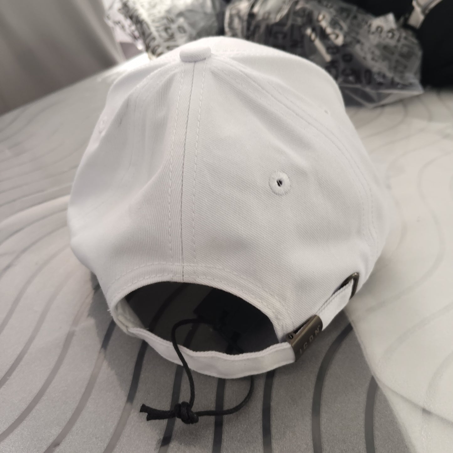Berretto icon bianco con logo ricamato nero