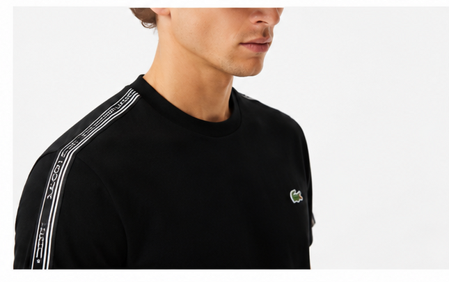 T-shirt nera con banda laterale
